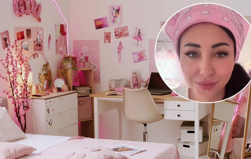 O imagine cu caracter ilustrativ cu o casă Barbie iar în medalion cu femeia care și-a transformat casa după acest model.