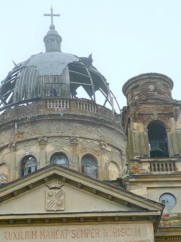 Biserica monumentală de la Bobda se prăbușește sub indiferența autorităților