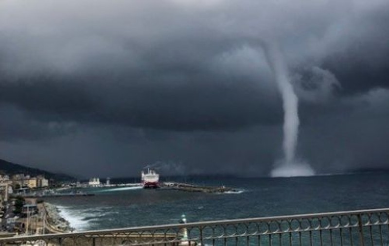 Fenomen extrem în Franța. O tornadă, filmată în timp ce ''soarbe'' apa mării Mediterane