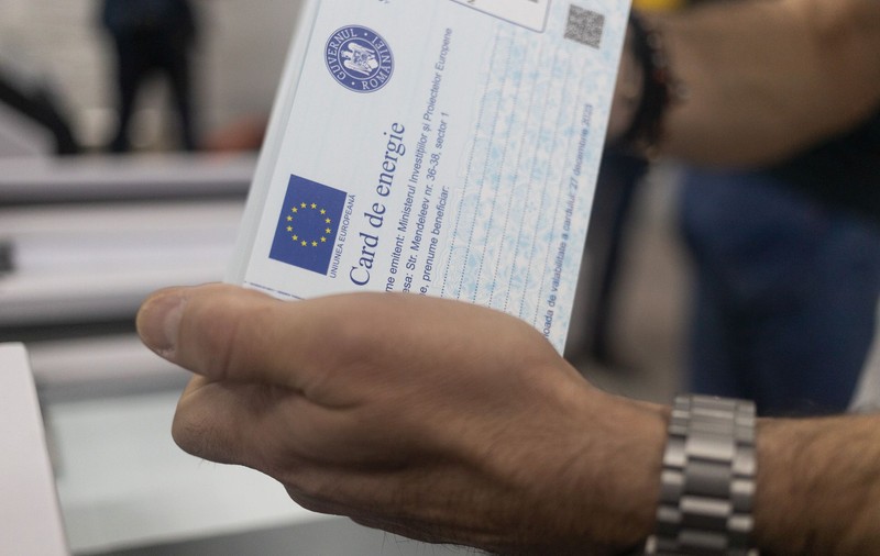 Zeci de mii de români încă nu și-au primit cardurile de energie. Ce soluții au