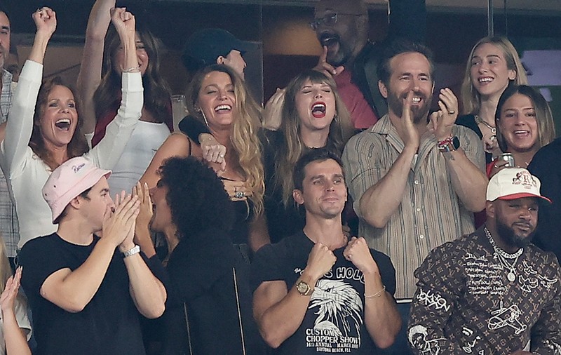 Taylor Swift l-a susținut din tribune pe Travis Kelce, presupusul ei iubit, la un meci din NFL. A apărut alături de Ryan Reynolds și Blake Lively