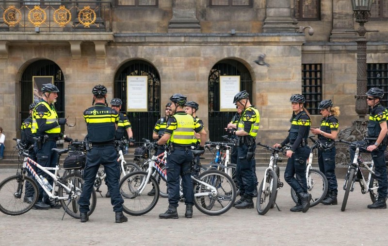 Șofer român, lăsat fără mașină de polițiști pe biciclete, în Olanda. Autoturismul nici măcar nu era al lui, proprietarul din România a fost chemat să și-l recupereze