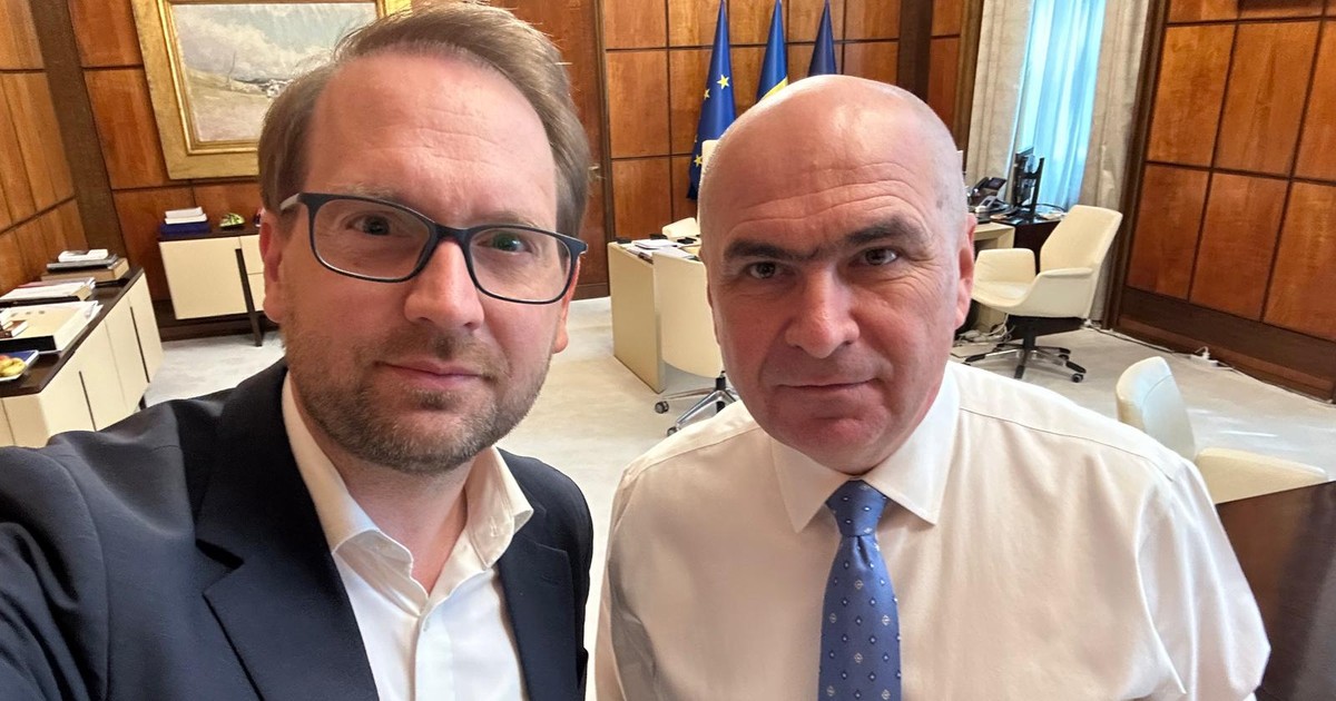 Dominic Fritz și Ilie Bolojan în biroul premierului de la Guvern. În spate se observă unul dintre tablourile „Car cu boi” pictate de Nicolae Grigorescu. Foto: Facebook Dominic Fritz