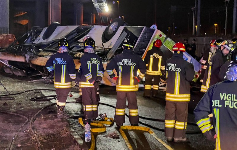 Tragedia din Veneția, surprinsă de camere. Momentul în care autocarul cu zeci de oameni cade de pe pod