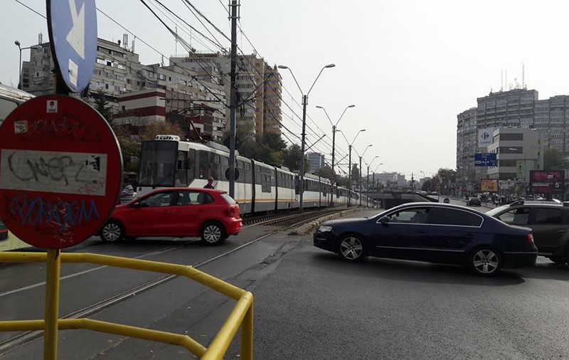 Linia 41, blocată în zona Lujerului, din cauza unui accident auto. RATB introduce o linie navetă de autobuze (FOTO)