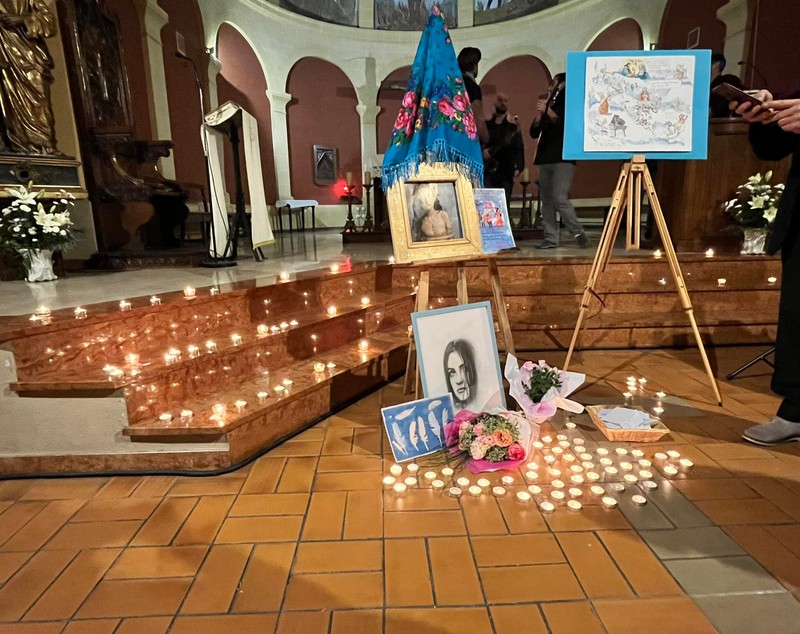 Imagini emoționante de la priveghiul Ronei Hartner, din Franța: „Biserica era plină de prieteni și muzicieni”. Obiectul care a atras atenția tuturor