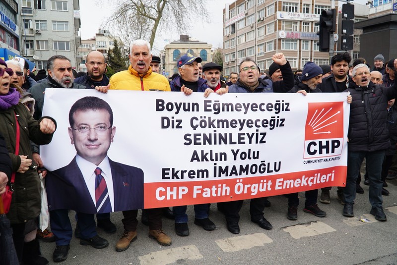 March 19, 2025, °Stanbul, TÃ¼rkiye: People protests Ekrem Ä°mamogluâs detention at Vatan Street in Istanbul, Turkey. .Ekrem Ä°mamoÄlu, the mayor of Istanbul, was detained as part of investigations involving allegations of corruption and terror links.The investigations cover various issues, including corruption, terrorism, and connections to the 2013 Gezi Park protests. (Credit Image: © Nazilcan Bulus/Depo Photos via ZUMA Press Wire)