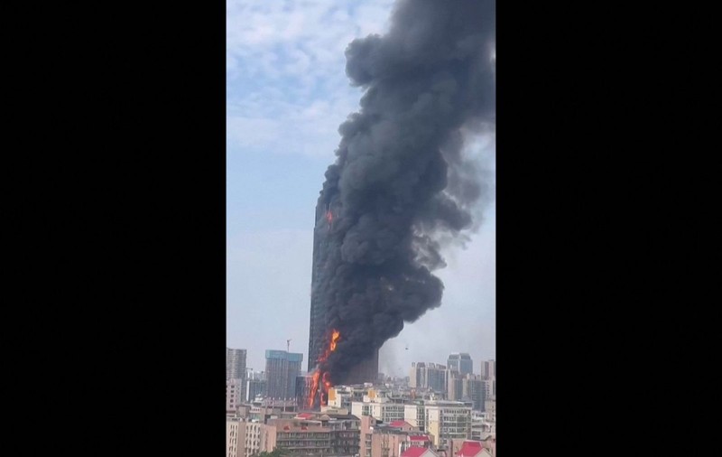 Incendiu de proporții la un zgârie-nori din China. Toată clădirea a ars ca o torță, nu e cunoscut numărul victimelor | VIDEO