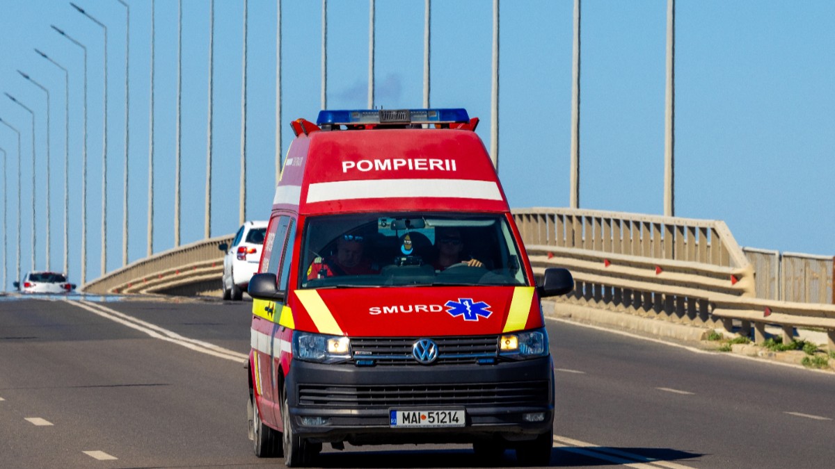 O autospecială roșie SMURD, în timpul unei intervenții pe o autostrada