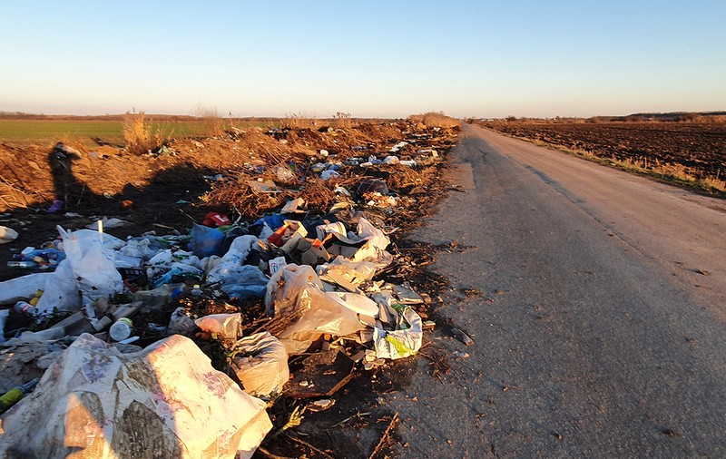 Ce rămâne după Sărbători? O groapă de gunoi se revarsă pe șosea la 40 km de București