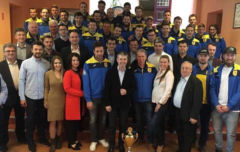 Corona Brașov a sărbătorit al doilea titlu național la hochei pe gheață. Antrenorul și 8 jucători n-au avut timp de petrecere