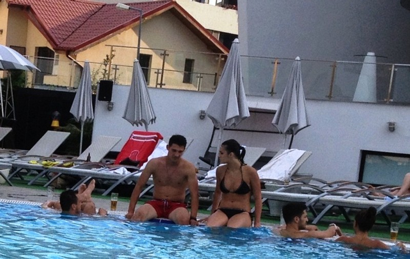 În loc să joace pentru Steaua, care îi plăteşte 10.000 de euro pe lună, Gabi Matei se ”tratează” la piscină