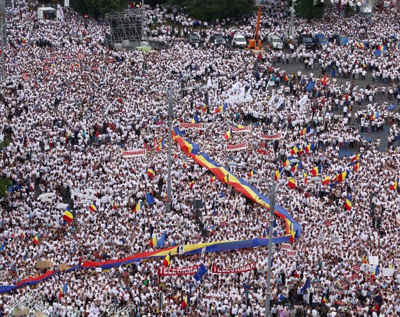 FOTO&VIDEO / Cum s-a desfăşurat mitingul PSD. Peste 100.000 de oameni au umplut Piaţa Victoriei