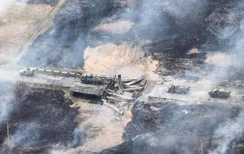 Un pod traversat de o coloană de vehicule militare rusești a fost detonat de forțele ucrainene, anunță Kievul