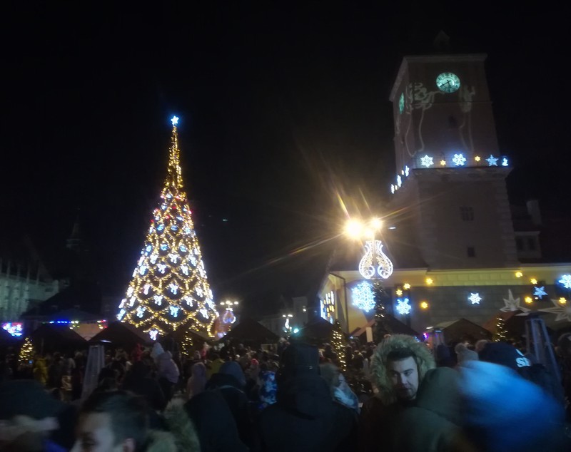 GALERIE FOTO/ S-au aprins luminile de sărbătoare în Braşov. Mii de persoane au umplut Piaţa Sfatului până la refuz