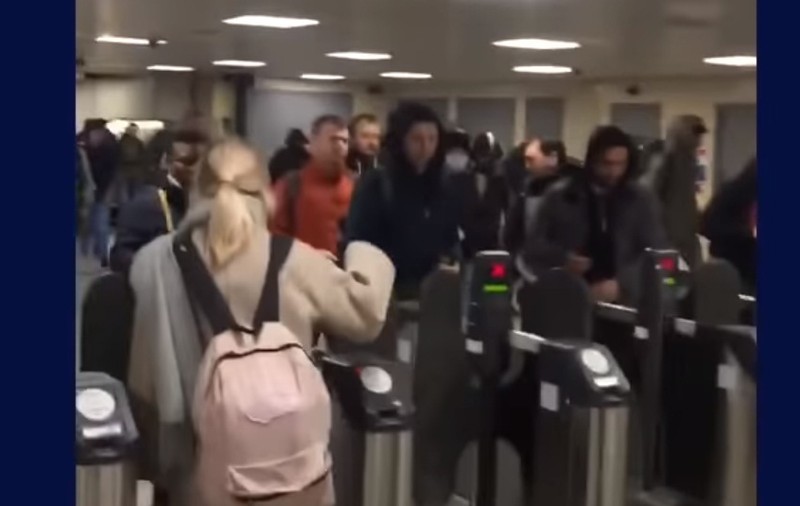 VIDEO | Metrouri arhipline la Londra, după ce Boris Johnson le-a cerut oamenilor să stea în casă
