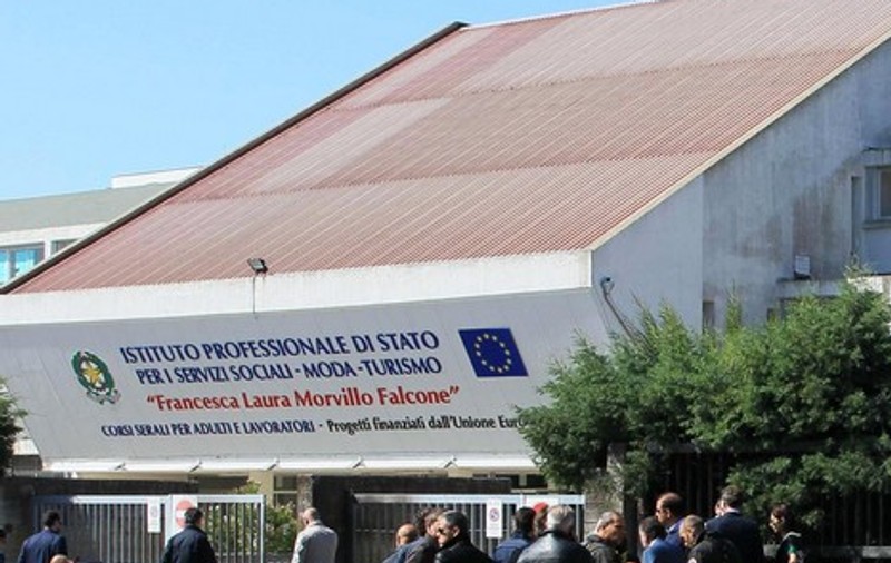 UPDATE: Un mort și șapte răniți într-un atentat comis la un liceu din Italia