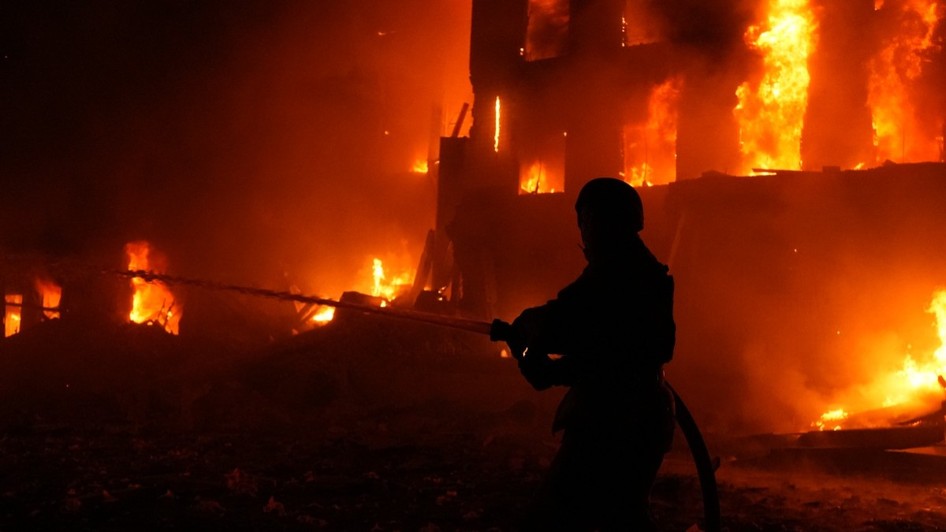 Un pompier care încearcă să stingă un incendiu în Kiev, după atacurile cu drone ale Rusiei. Sursa foto: Profimedia Images