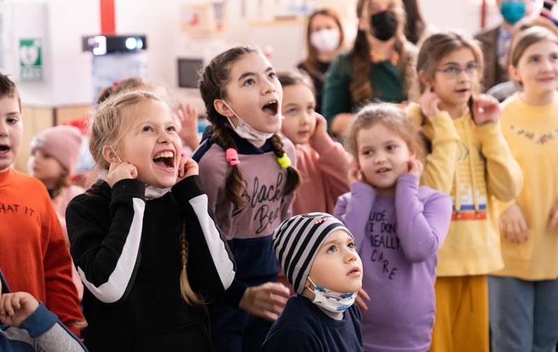 Copiii ucraineni refugiați în România, integrați social cu muzică și jocuri interactive. „Este pentru prima oară în ultima săptămână când s-au simțit copii”