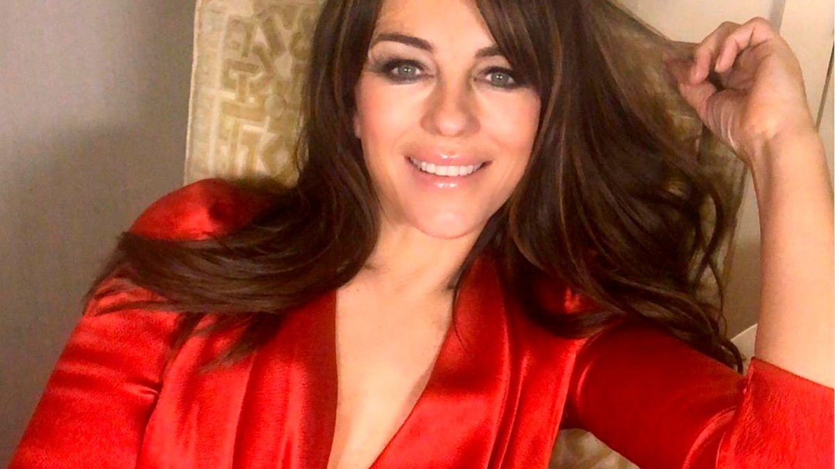 Cum arată fiul de 17 ani al actriței Elizabeth Hurley. Asemănarea e izbitoare!