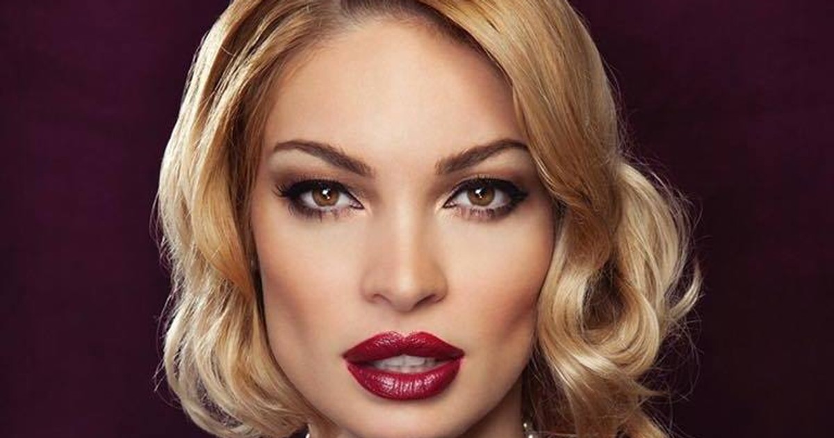 valentina Pelinel, aranjată ca la carte, pozează pentru un pictorial