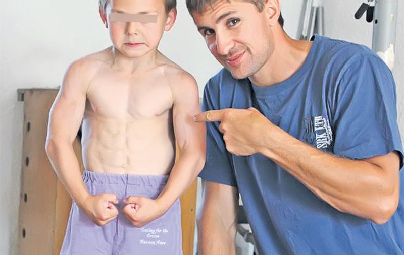 «Micul Hercule», maşină de făcut bani pentru părinţii lui