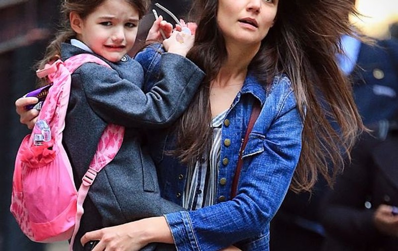 Katie Holmes va adopta un copil, pentru că așa vrea fiica ei