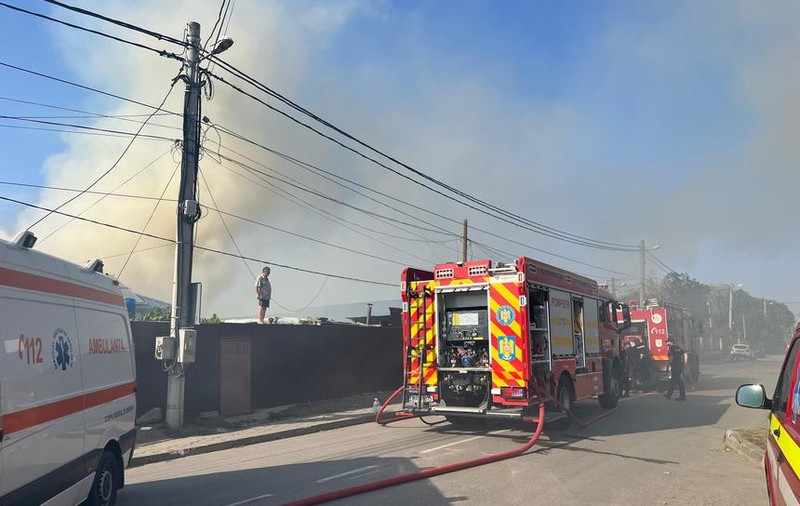 Incendiu la un azil de bătrâni din Tulcea. Zeci de persoane, evacuate. 7 oameni au fost duși la spital