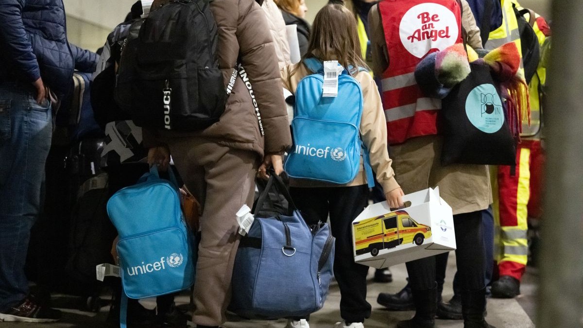 Un grup de refugiați ucraineni sosesc pe aeroportul din Dortmund, Germania