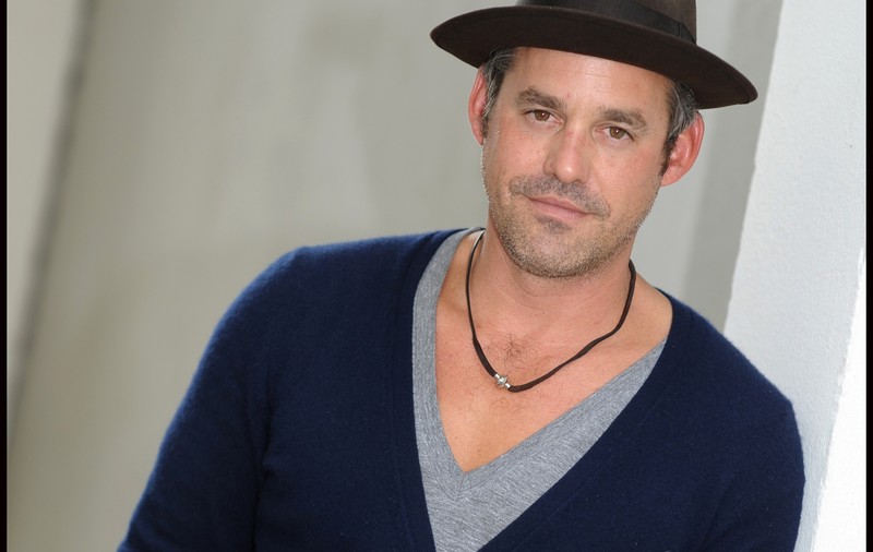 Era un tocilar în "Buffy, spaima vampirilor", dar în realiatate nu este uşă de biserică. Actorul Nicholas Brandon a fost arestat
