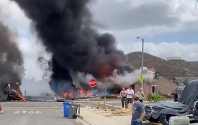 Cel puțin două persoane au murit după ce un avion s-a prăbușit într-un cartier din California
