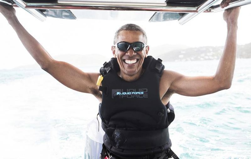 Obama se relaxează practicând surfingul. Fostul președinte al SUA își face de cap / GALERIE FOTO