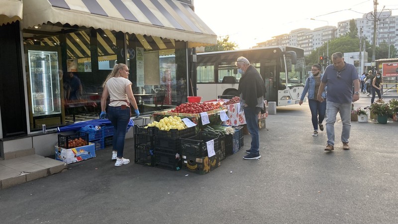 Comercianții nu au nicio teamă că blochează domeniul public și vând roșii, ardei sau castraveți