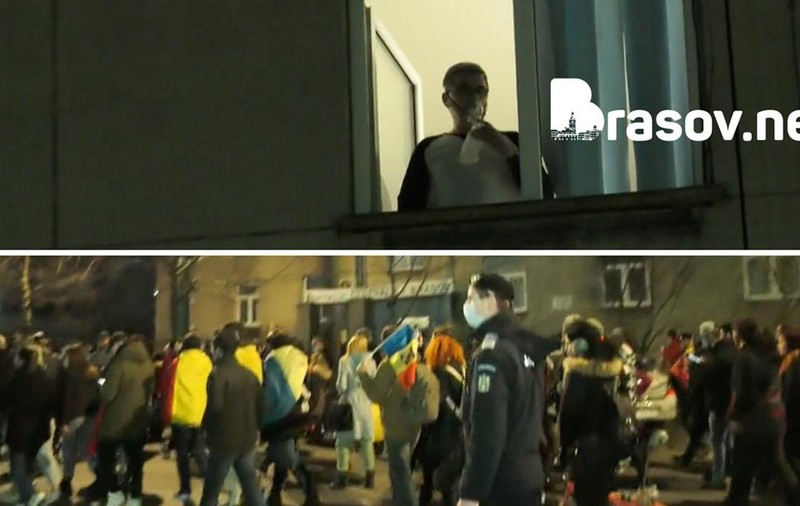 Imaginea protestelor, surprinsă în Brașov: Un bolnav de COVID cu mască de oxigen urmărește de la geamul spitalului coloana de manifestanți