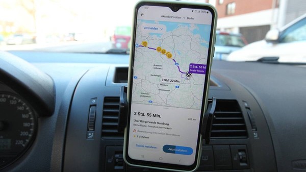 Aplicația Waze, deschisă pe ecranul unui smartphone montat pe bordul unei mașini.