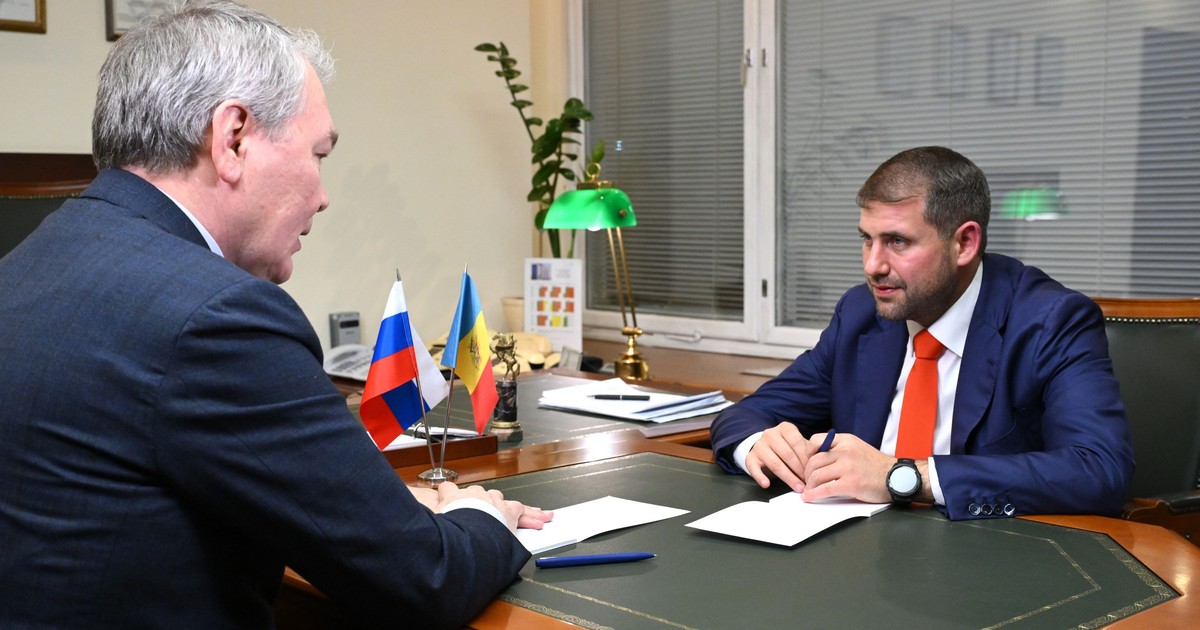 Ilan Șor (în plan îndepărtat) în timpul unei discuții cu deputatul rus Leonid Kalașnikov Foto: Hepta