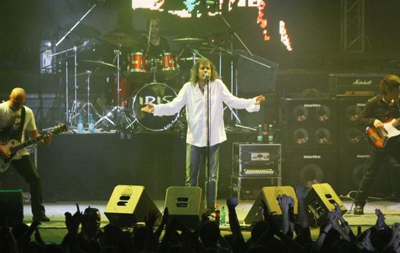 Iris cântă în deschiderea concertului AC/DC de la Bucureşti