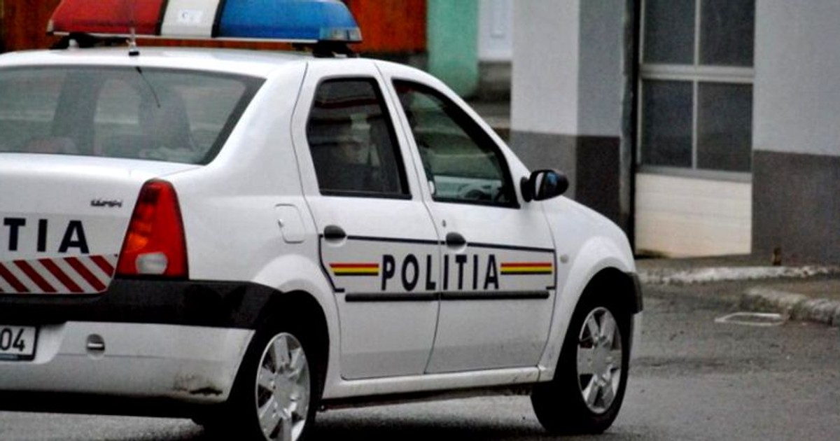 Un polițist a fost bătut și biciuit în plină stradă