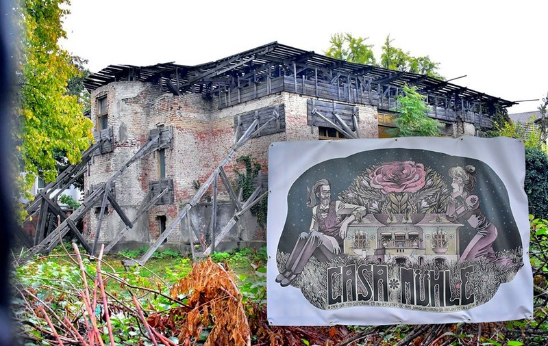 Protest inedit pentru Casa Muhle din Timișoara. Cum au atras atenția autorităților un artist și un ONG că monumentul istoric este o ruină și proprietarul o lasă în paragină