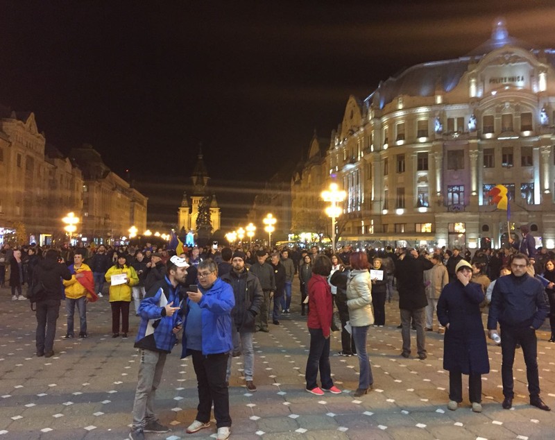 UPDATE: Proteste mai multe orașe din țară față de modificarea legilor justiției. Oamenii au ținut un moment de reculegere în memoria victimelor din Colectiv | FOTO&VIDEO