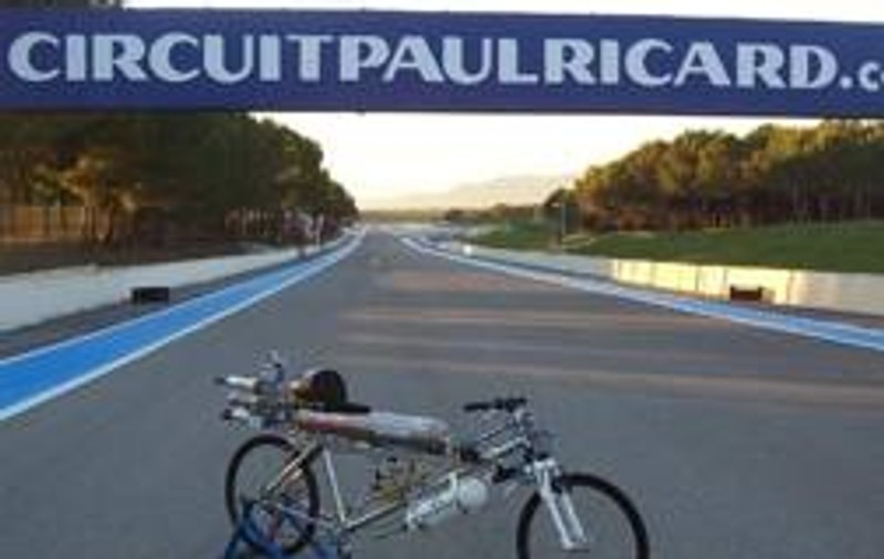 VIDEO / NEBUNIE: o bicicletă, mai rapidă decât un Ferrari!