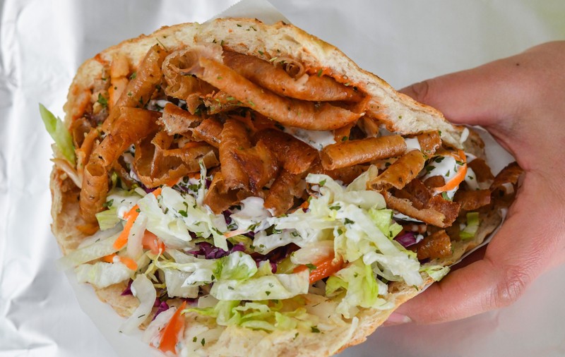 Românii, cei mai mari iubitori de shaorma din  Europa de Sud-Est. Un bucureștean, „cel mai mare fan al kebabului” - Studiu
