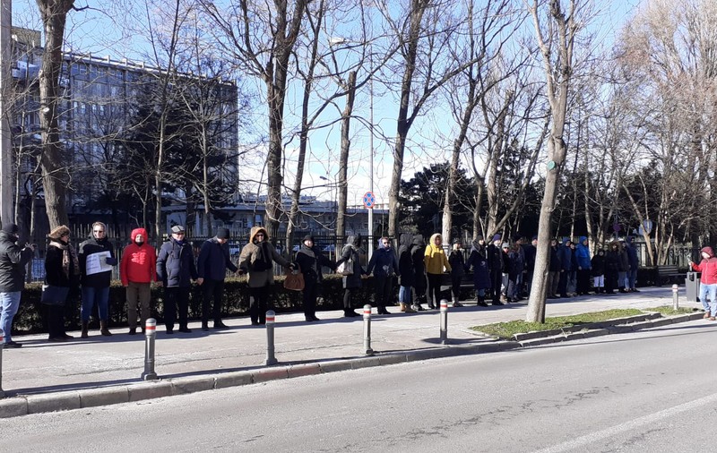 Lanț uman la Constanța, în memoria femeii care a murit după ce a așteptat 16 ore pe scaun la spital: ”E un sistem în care toți sunt acoperiți, ca în Camorra”