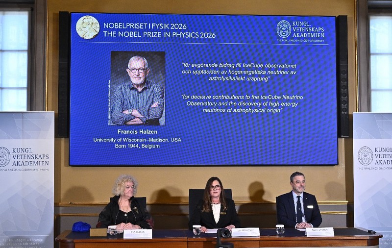 Eva Olsson, Ellen Moons și Mark Pearce îl anunță pe Francis Halzen ca laureat al Premiului Nobel pentru Fizică din 2026, în cadrul unei conferințe de presă organizate la Academia Regală Suedeză de Științe, din Stockholm, Suedia, pe 6 octombrie 2026.