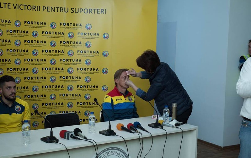 Cum s-a pregătit Daum pentru meciul cu Danemarca! S-a lăsat machiat de sponsor! GALERIE FOTO
