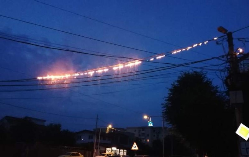 Cablurile electrice de pe stâlpii din Giurgiu au luat foc. Pompierii au intervenit de urgență