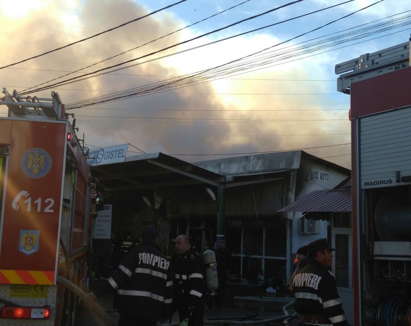 UPDATE: Incendiu violent din Câmpina, stins de pompieri. Focul ar fi pornit din cauza unui cablu defect / FOTO
