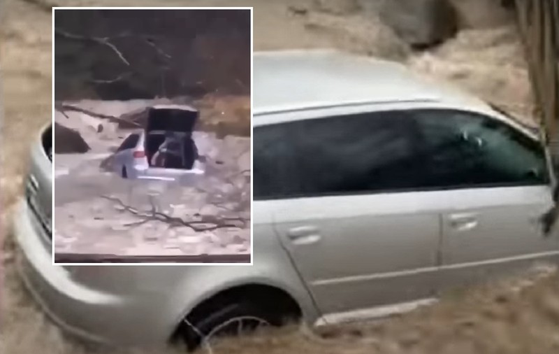 VIDEO | Audi luat de viitură în Prahova, tânărul șofer a vrut să-i arate unei fete cum traversează un râu umflat