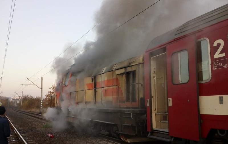 Locomotiva trenului Cluj-Napoca - Viena a luat foc. Zeci de călători, evacuați / VIDEO