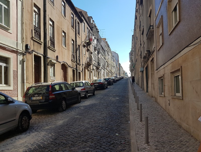 Majoritatea trotuarelor din Lisabona sunt pavate cu piatră cubică şi străzile au o înclinaţie foarte mare